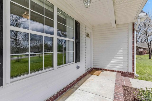 902 Heathrow Dr, Cantonment, FL 32533