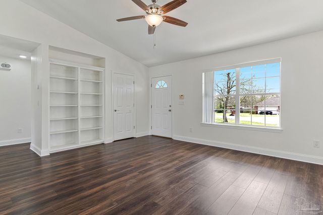 902 Heathrow Dr, Cantonment, FL 32533