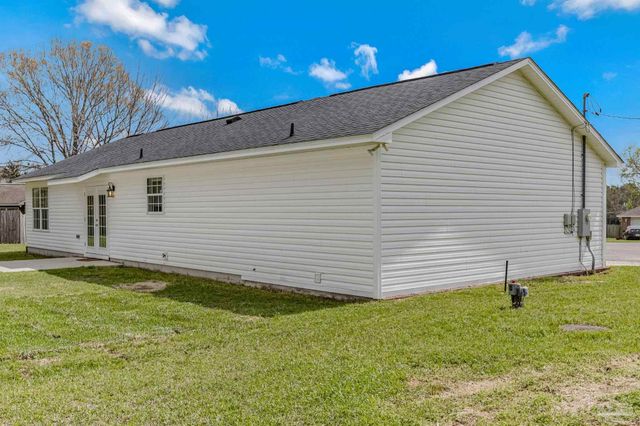 902 Heathrow Dr, Cantonment, FL 32533