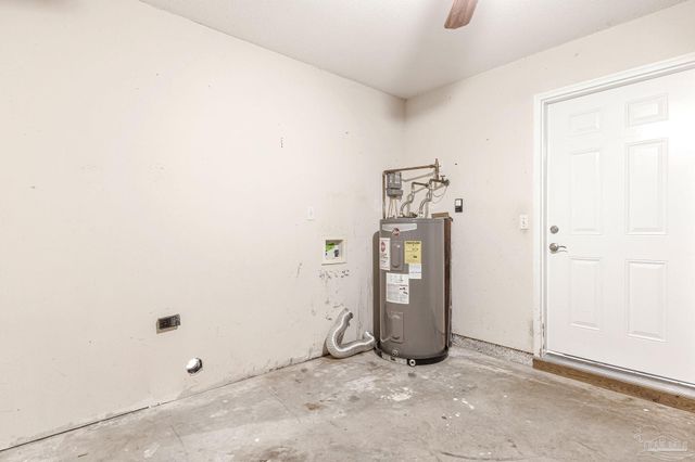 902 Heathrow Dr, Cantonment, FL 32533