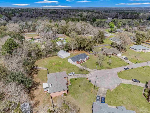 902 Heathrow Dr, Cantonment, FL 32533