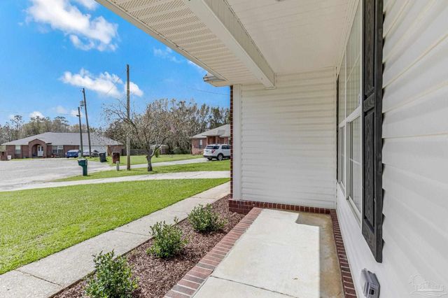 902 Heathrow Dr, Cantonment, FL 32533