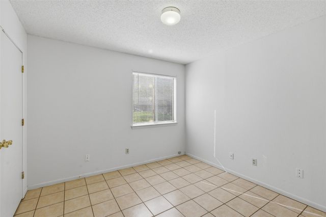 2711 Sunny LN, Taylor, TX 76574