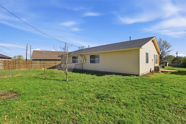 2711 Sunny LN, Taylor, TX 76574