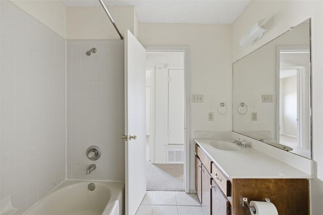 2711 Sunny LN, Taylor, TX 76574