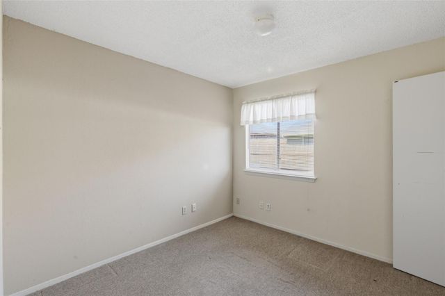 2711 Sunny LN, Taylor, TX 76574