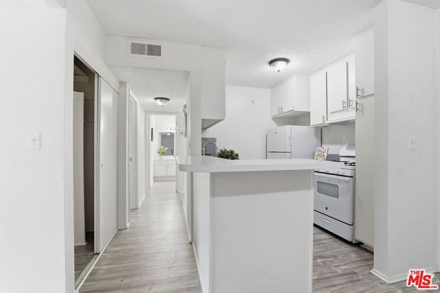 18620 Hatteras Street 276, Tarzana, CA 91356