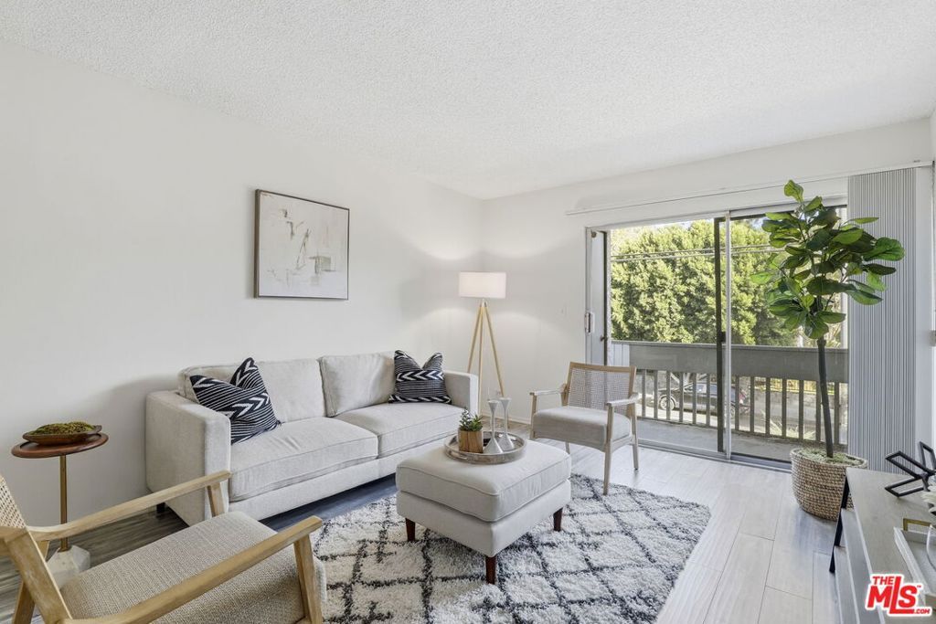 18620 Hatteras Street 276, Tarzana, CA 91356