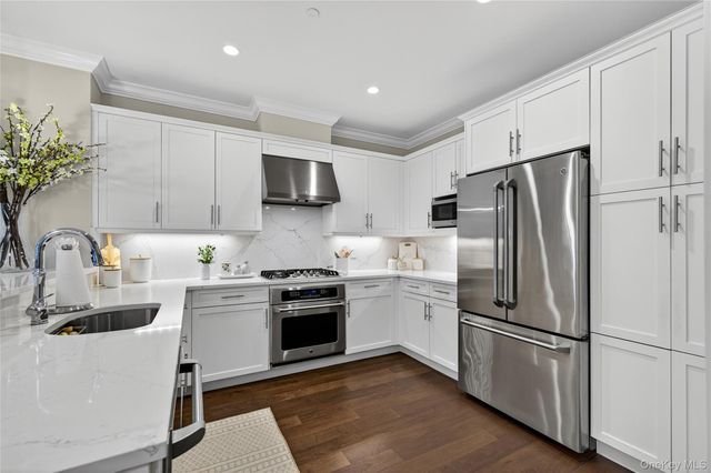 301 Franklin Avenue 114, Garden City, NY 11530