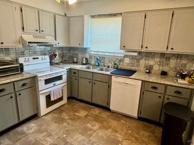 124 Stone Hedge Drive, Warner Robins, GA 31088