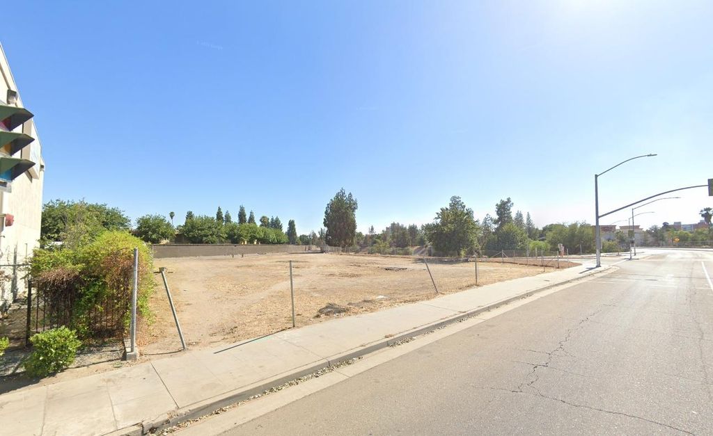 Image 2 of property listing at 2948 Tulare, Fresno, CA 93721