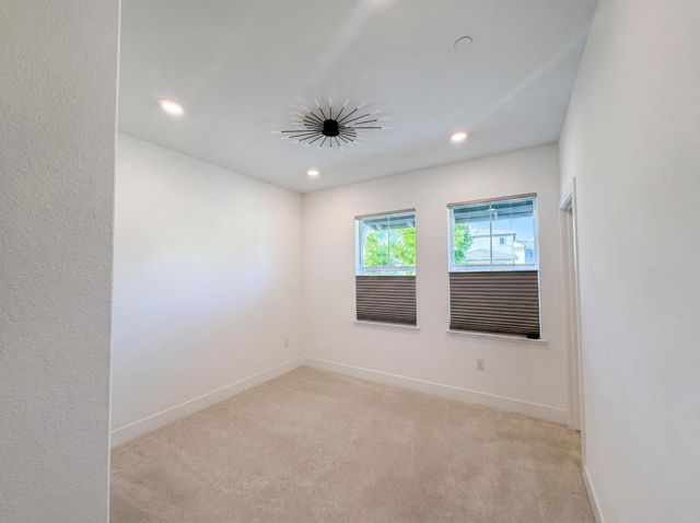 2743 Irish Meadow Way, Lathrop, CA 95330