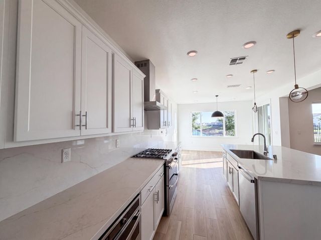 2743 Irish Meadow Way, Lathrop, CA 95330