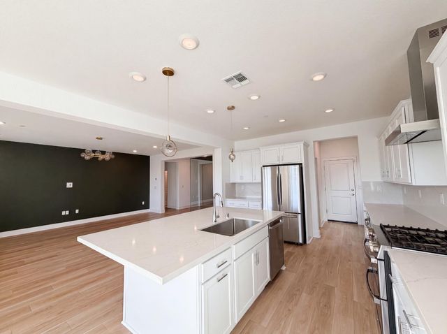 2743 Irish Meadow Way, Lathrop, CA 95330