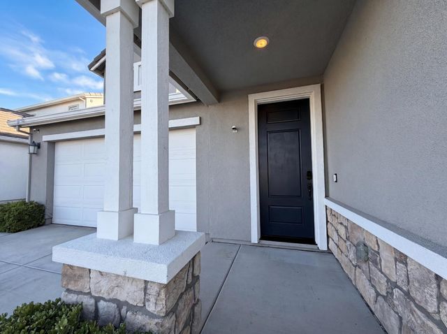 2743 Irish Meadow Way, Lathrop, CA 95330