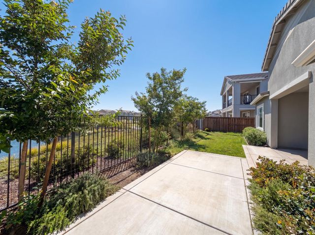 2743 Irish Meadow Way, Lathrop, CA 95330