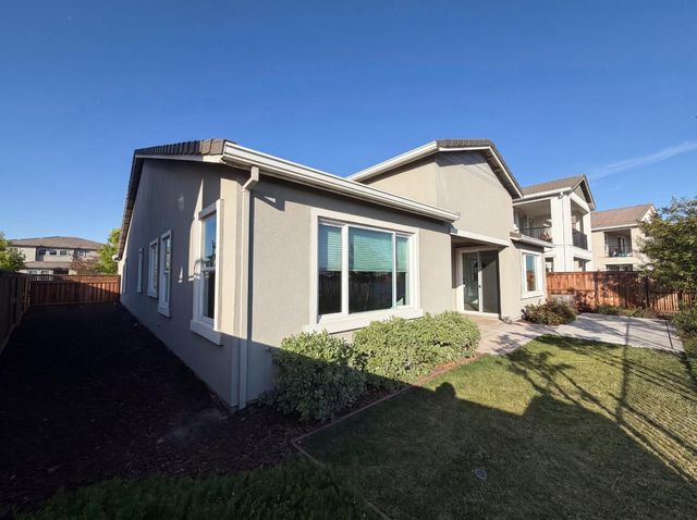 2743 Irish Meadow Way, Lathrop, CA 95330