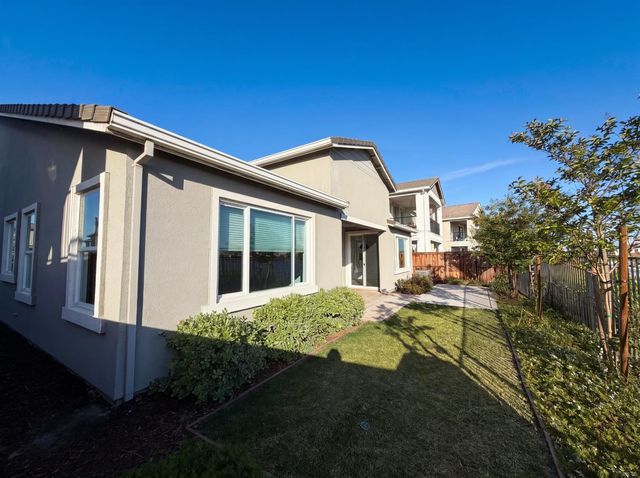 2743 Irish Meadow Way, Lathrop, CA 95330