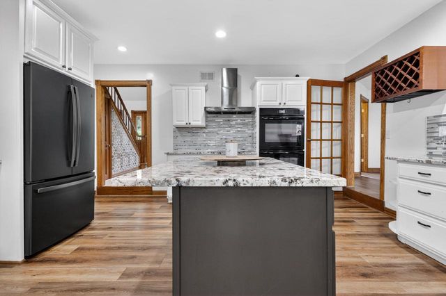 S1W31448 Hickory Hollow COURT, Delafield, WI 53018