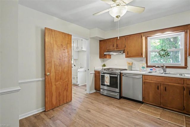 11 Kathy DR, Poquoson, VA 23662
