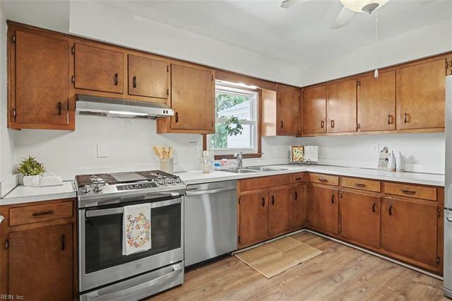 11 Kathy DR, Poquoson, VA 23662