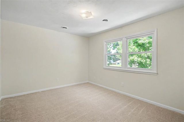 11 Kathy DR, Poquoson, VA 23662