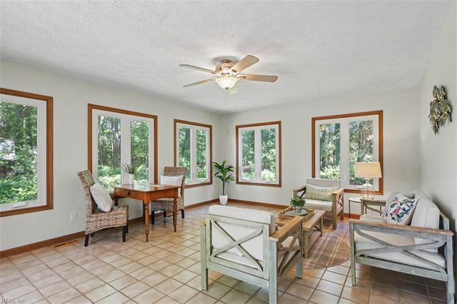 11 Kathy DR, Poquoson, VA 23662