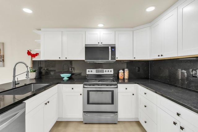 213 Live Oak Cir, Roseville, CA 95678