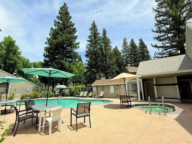 213 Live Oak Cir, Roseville, CA 95678