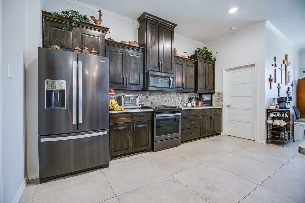 Image 11 of property listing at 1950 Colonial Drive, San Angelo, TX 76904