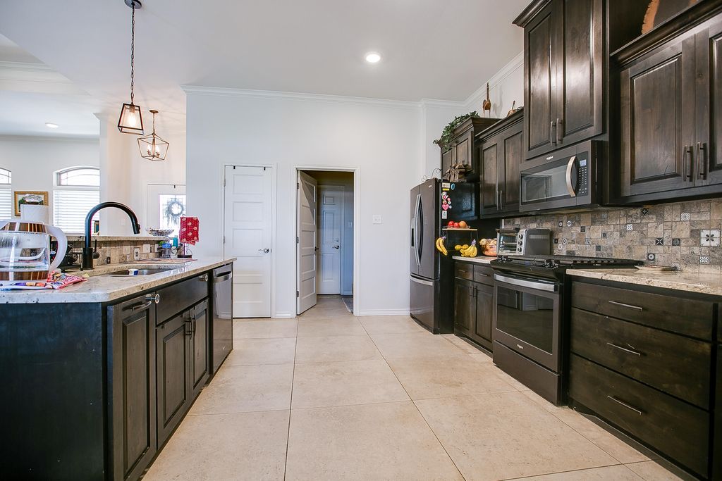 Image 13 of property listing at 1950 Colonial Drive, San Angelo, TX 76904