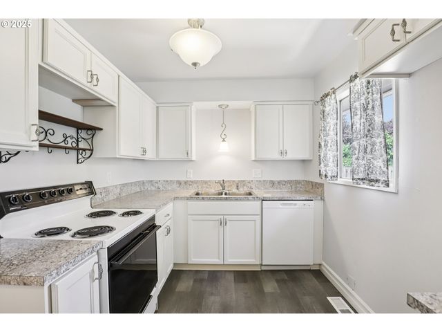 360 W HEREFORD St, Gladstone, OR 97027