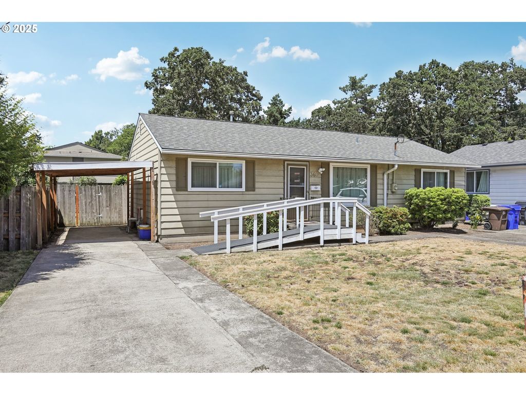 360 W HEREFORD St, Gladstone, OR 97027