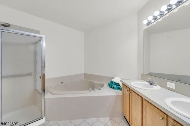 58 Pheasant Run 12, Old Tappan Boro, NJ 07675