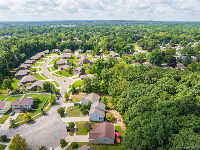 2772 Moosewood Drive, Waterford Charter Township, MI 48329