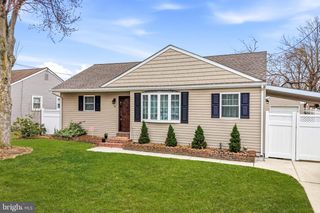 6 WOODBINE AVE, Maple Shade, NJ 08052