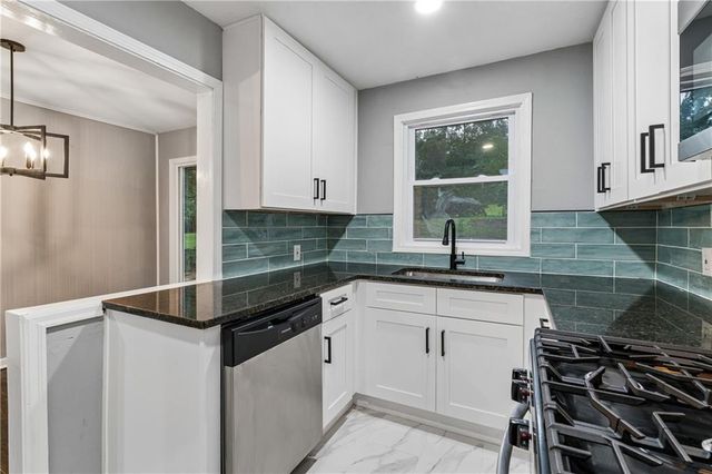 6809 W 72 Terrace, Overland Park, KS 66204