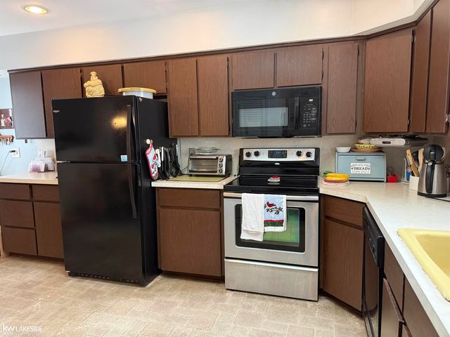 17485 Hans Drive, Fraser, MI 48026