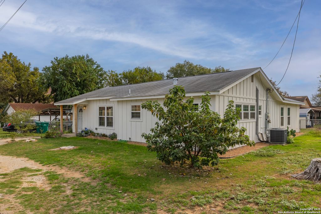 15142 Mesquite St, Lytle, TX 78052