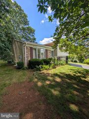389 OAKWOOD DR, Seven Valleys, PA 17360