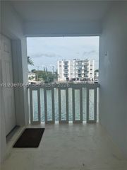 8080 Tatum Waterway Dr 17, Miami Beach, FL 33141
