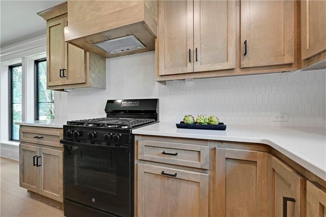 19 E 78th Terrace, Kansas City, MO 64114