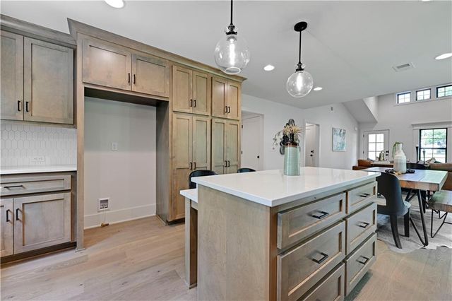 19 E 78th Terrace, Kansas City, MO 64114