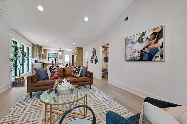19 E 78th Terrace, Kansas City, MO 64114