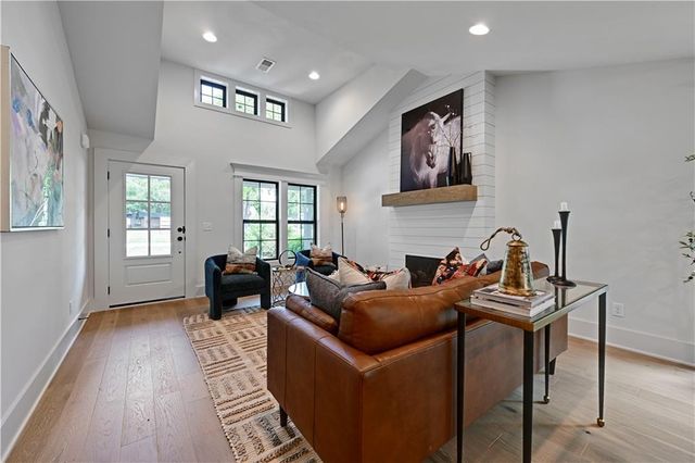 19 E 78th Terrace, Kansas City, MO 64114