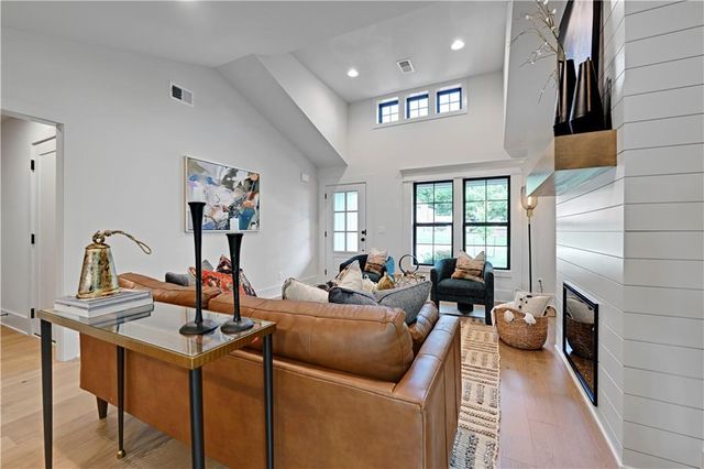 19 E 78th Terrace, Kansas City, MO 64114
