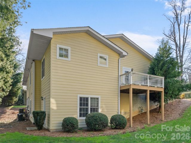 40 Spring Village Lane, Hendersonville, NC 28739