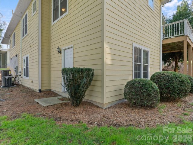 40 Spring Village Lane, Hendersonville, NC 28739