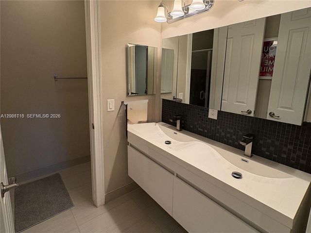 8925 NW 99th Ct, Doral, FL 33178