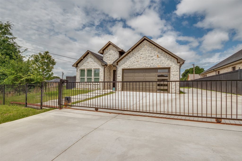 319 Bounding Main Street, Gun Barrel City, TX 75156